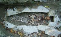 Udgravning af en grav med skellet fra en viking
